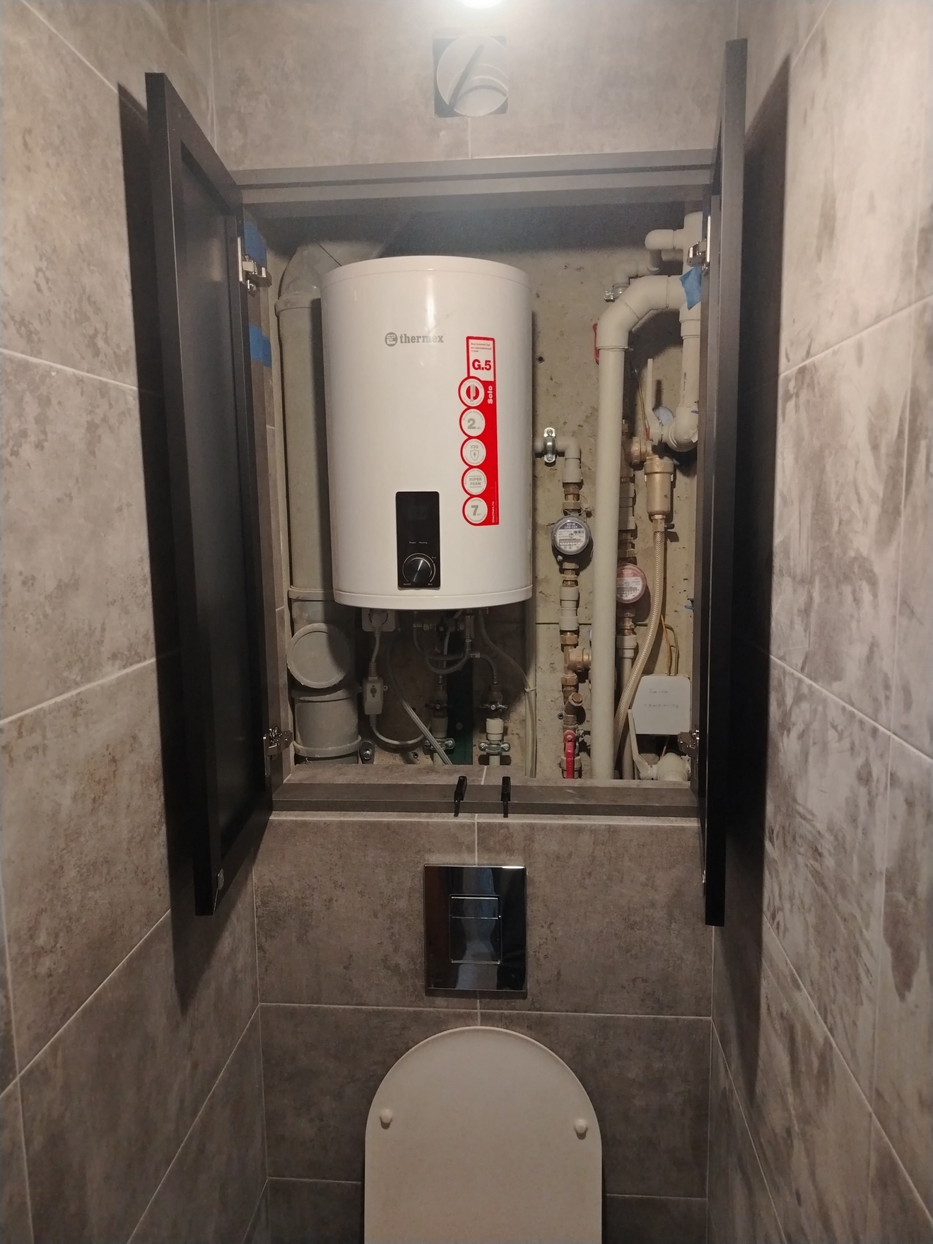 Укладка плитки на стены, монтаж инсталляции, переделка канализационного стояка под бойлер, монтаж фильтров тонкой очистки (самопромывных).