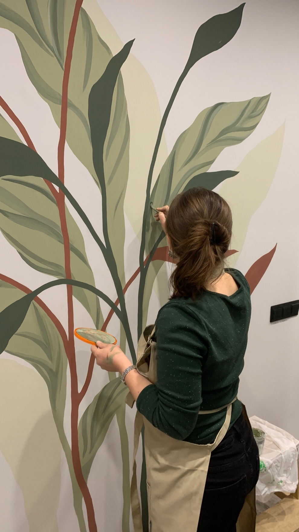 На фото представлена художественная роспись стены размером 220×220 см с растительным мотивом, выполненная вручную.