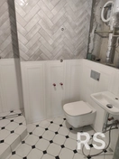 Выполнил укладку плитки на подготовленную ровную поверхность с применением крестиков для равномерных швов.
Работа включала монтаж сантехники и герметизацию стыков силиконом.