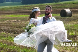 Свадебная фотосессия в стиле "кантри" в полях