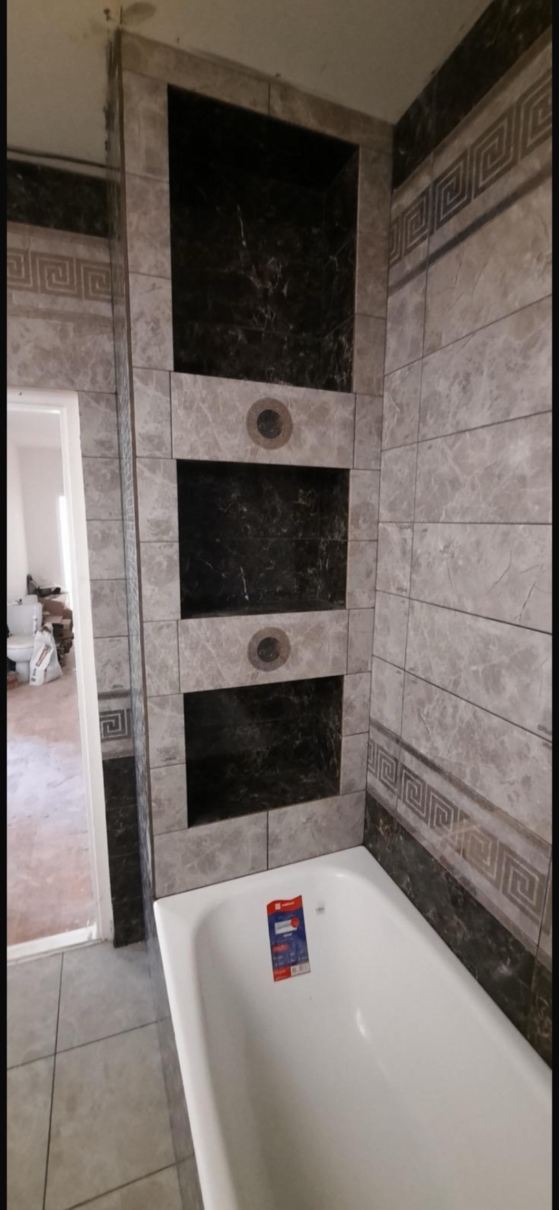 Выполнена укладка керамогранита на пол за 14 дней. Работы велись с использованием лазерного уровня, крестиков и профессионального плиточного клея.