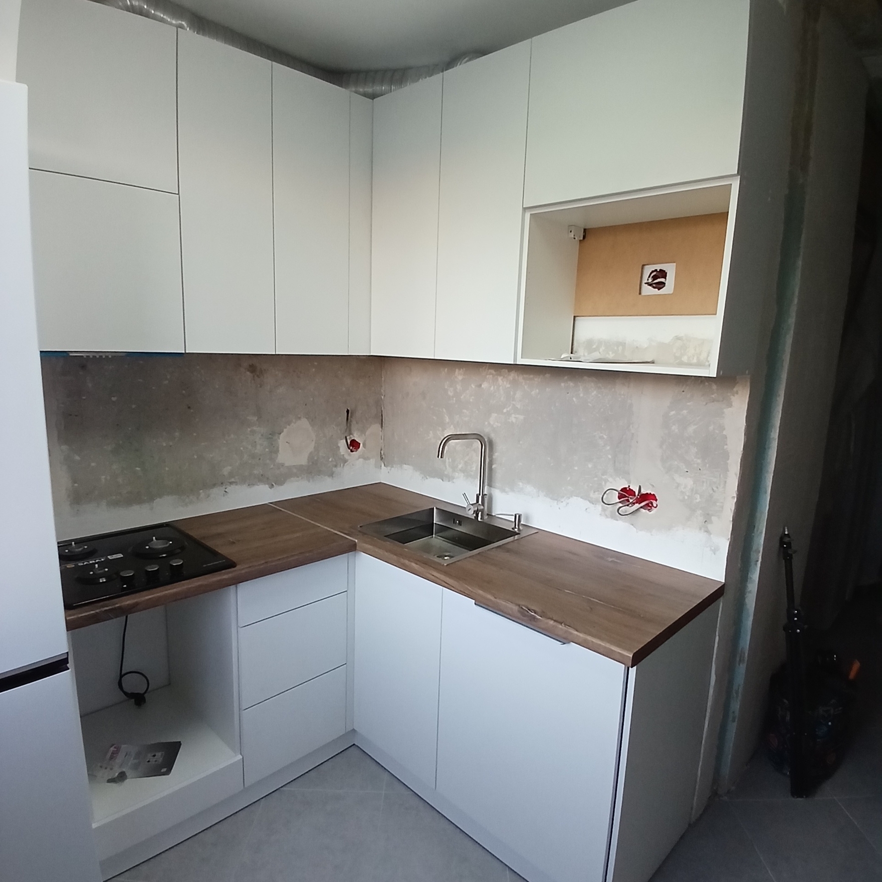 Сборка и монтаж угловой кухни. Также были выполнены: врезка варочной панели и мойки, герметизация вырезов, врезка и установка вытяжки, прокладка вентканала (гофры). Установка и подключение посудомоечной машины, подключение сифона и смесителя.