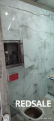 Укладка керамогранита в сантехническое узле.