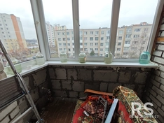 Монтаж подоконника с усиленным основанием - один из этапов работ по утеплению балкона.