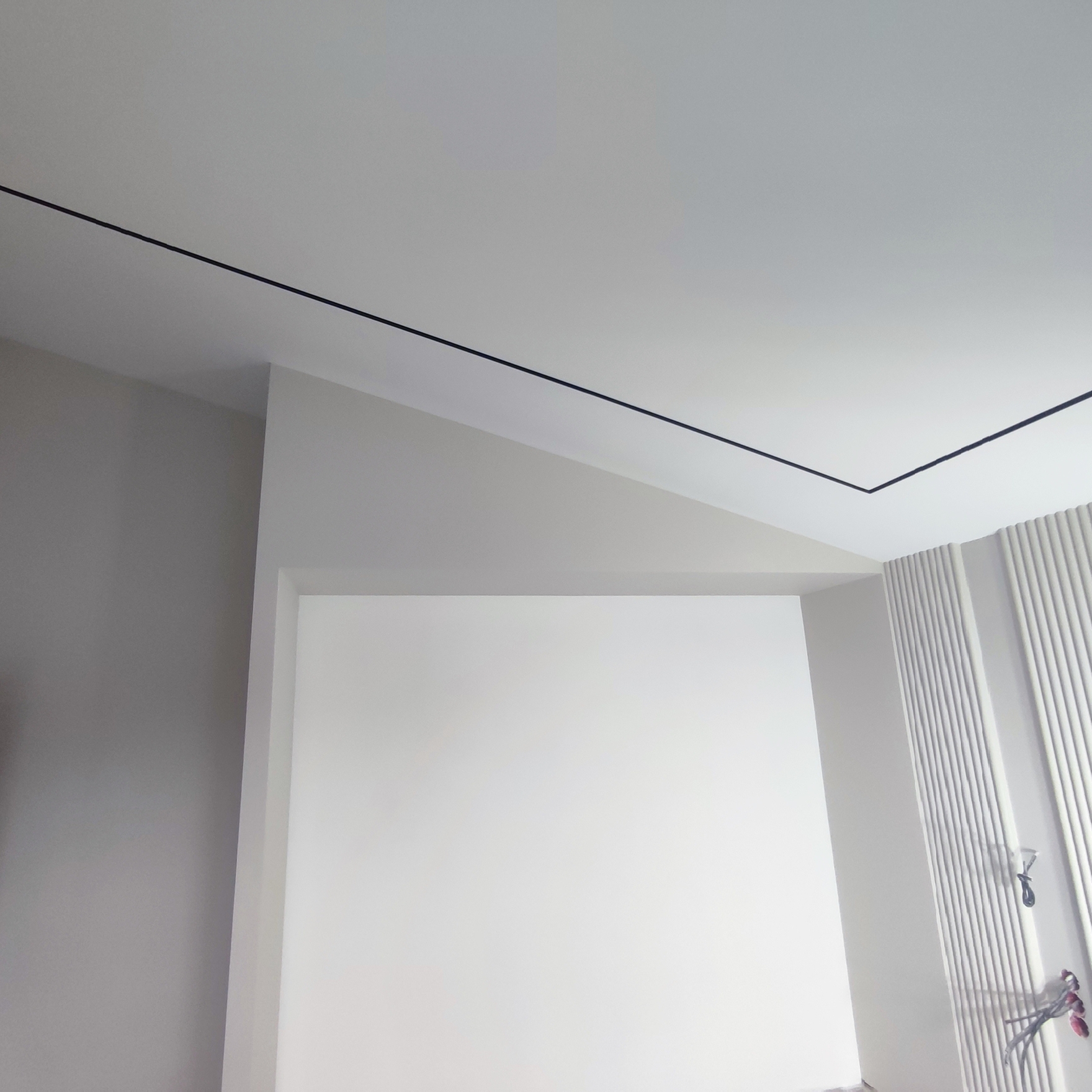 Гипсокартон, металлические профили, шпатлёвка, краска для отделки ниши и стен.
Монтаж каркаса из профилей, обшивка гипсокартоном, шпатлевание швов, создание ниши под встраиваемый шкаф.