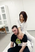 На фото мастер выполняет тайский массаж, используя технику глубокого надавливания и растяжения. Применяются натуральные масла для расслабления. Акцент сделан на гармонии тела и духа, улучшении самочувствия клиента.