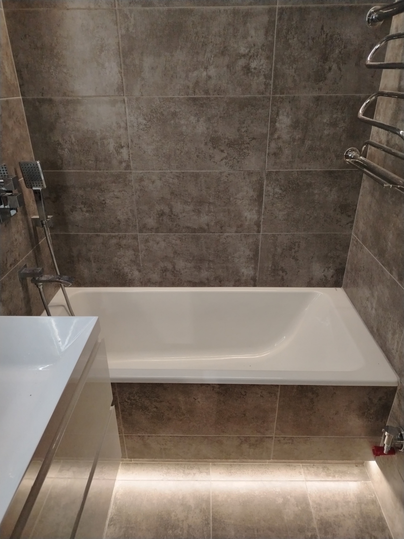 Укладка плитки на стены, монтаж скрытой сантехники.