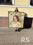 Портрет выполнен маслом на холсте. Цель — передать теплоту и искренность образа, подчеркнуть природную красоту модели.