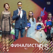 Комплексное обучение: от постановки голоса до сценического мастерства и работы с камерой.
Подбор уникального репертуара, создание аранжировок и студийная запись.
Полное сопровождение: от первых занятий до уверенного выхода на сцену.