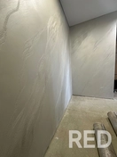 Декоративная штукатурка в стиле travertine выполнена из доступных бюджетных смесей.
Фактура создавалась техникой торцевания с последующей полировкой для имитации камня.
