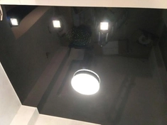 Черный глянцевый натяжной потолок. Освещение - люстра и светильники.