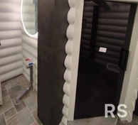 При декорировании интерьера выполнил фигурные вырезы под сруб дома для обхода углов. Все стыки заусованы под 45 градусов, древесина обработана защитной пропиткой. Швы и примыкания аккуратно затерты специальным составом в цвет.