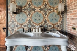 Мелкоформатная плитка с подбором узора, стены имитация кирпичной кладки