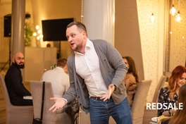 Одна из серии репортажных фотографий корпоратива. Фотографии были созданы спонтанно, захватывая естественные моменты мероприятия.
Основной акцент сделан на живых эмоциях и атмосфере корпоративного события.