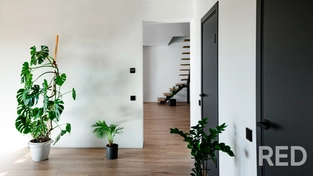 Использован широкоугольный объектив для передачи перспективы и глубины пространства.
Съёмка проведена в два этапа: первый этаж и прилегающая территория.