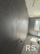 Штукатурка стен по маякам, шпаклевка, нанесение декоративной штукатурки и покраска.