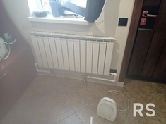 На фото показан профессиональный монтаж биметаллического радиатора в системе отопления частного дома. Радиатор подключён по нижней схеме.