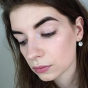 Окрашивание бровей жирным карандашом