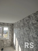 Бюджетный вариант. Акриловая покраска потолка и поклейка виниловых обоев на флизелиновой основе.