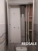 Изготовил и установил шкафчик для скрытия труб в туалете. Использованы влагостойкий МДФ, грунтовка и краска. Процесс включал проектирование, распил, сборку и монтаж.