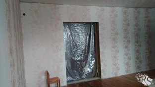 Оклейка стен
Стены предварительно выровнены, нанесен слой грунтовки для лучшего сцепления.
Использованы качественные обои с подходящим клеем для долговечности.