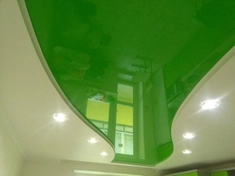 Цветной глянцевый натяжной потолок внутри гипсокартона