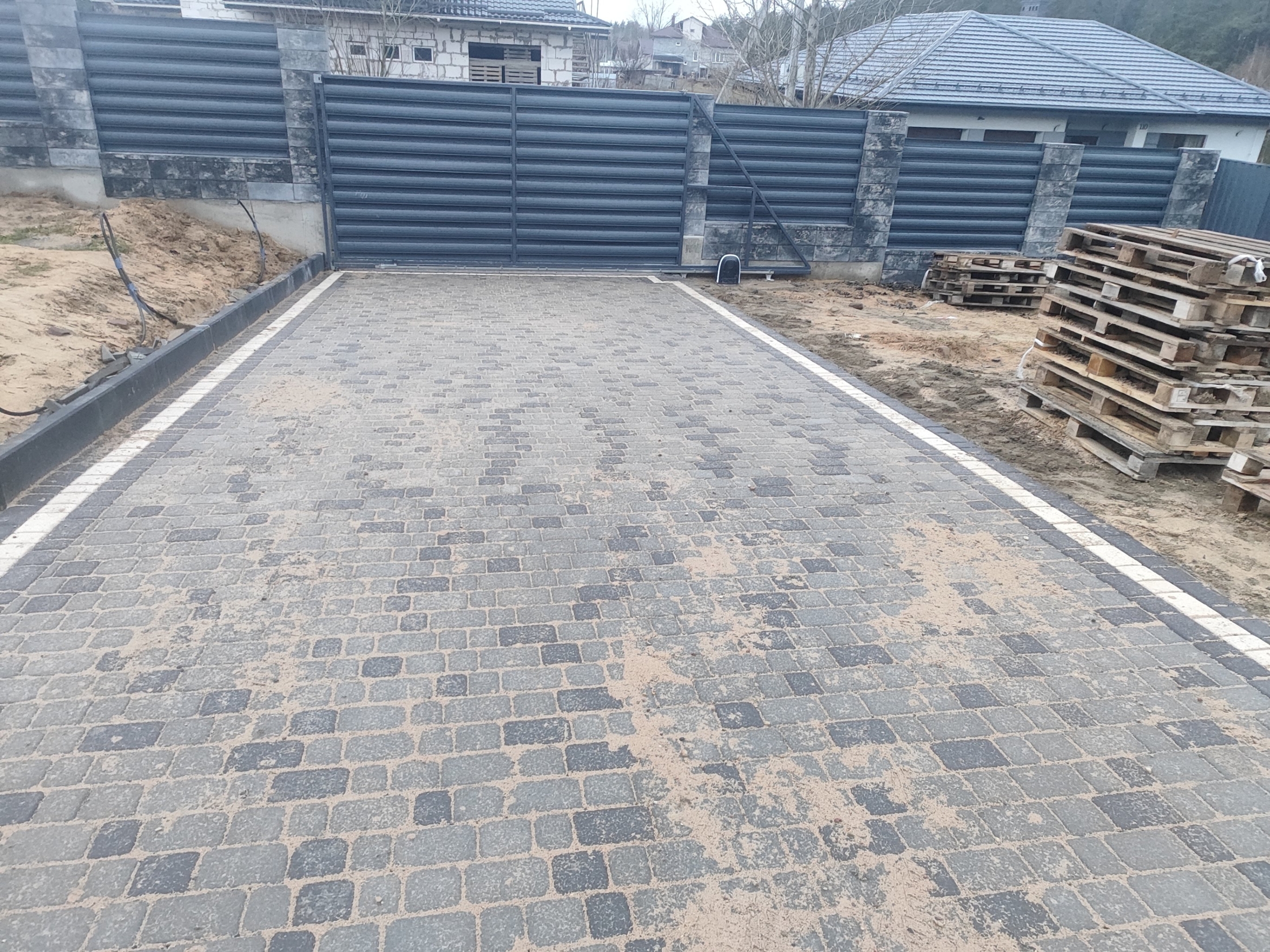 Устройство парковок из тротуарной плитки.