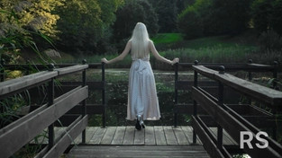 Фрагмент из летних съемок клипа. В тексте песни говорится и о лете, и о зиме, поэтому решили ждать зиму, чтобы добавить зимних мотивов. Идея эта была реализована.