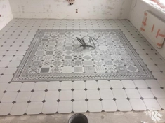 Укладка плитки с рисунком на пол кухни