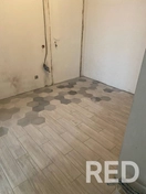 Укладка плитки с переходом разного формата.
Использована керамическая плитка, клей для плитки, затирка, инструменты для резки и выравнивания.