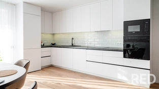 Профессиональная съёмка современного кухонного интерьера квартиры 120 кв.м в коттедже выполнена с акцентом на чистые линии, светлую палитру и естественное освещение, подчёркивающее функциональность пространства.