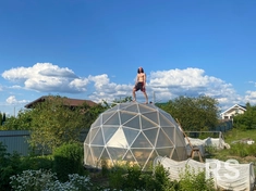 На фото готовая купольная теплица, устойчивая к сильным ветрам. Мы выполнили полное изготовление под ключ: от сварки каркаса до монтажа поликарбоната. Конструкция надежно закреплена на подготовленном фундаменте.