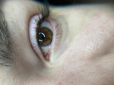 Аккуратное наращивание подчёркивает природную красоту глаз, придавая взгляду мягкость и выразительность.