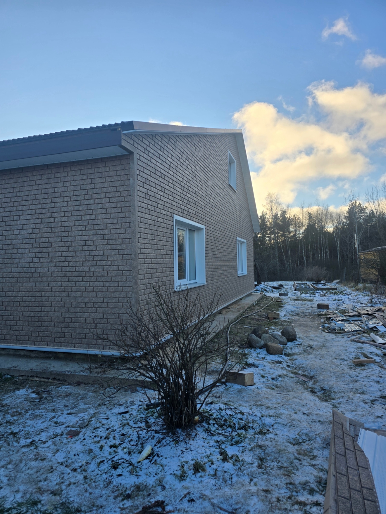 Выполнена полная обшивка дома сайдингом с одновременной подшивкой свесов крыши. Работа началась с установки утепления и обрешетки, после чего последовательно монтировались стартовые планки, панели и доборные элементы.