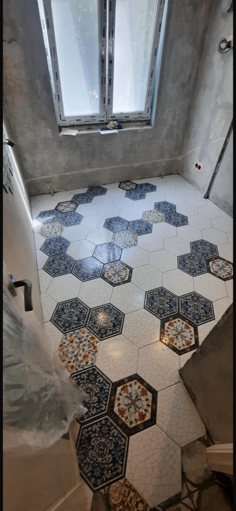 На фото показана укладка мозаики в помещении, выполненная за 5 дней.
Использовались материалы: мозаика, клей для мозаики, затирка и инструменты для резки и выравнивания.
Работа включала подготовку поверхности, аккуратную укладку и финальную обработку швов.