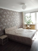 Пол линолеум. Потолок покраска. Потолочный плинтус. Сборка мебели. Поклейка флизелиновых обоев