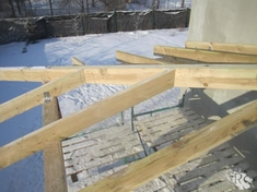 Выставление стропильных ног в плоскость