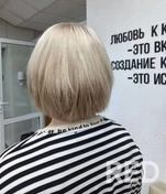 Стрижка каре на короткие волосы с ровной плотной линией среза. Выполнена аккуратная форма с лёгкой градуировкой у затылка и естественным объёмом.
