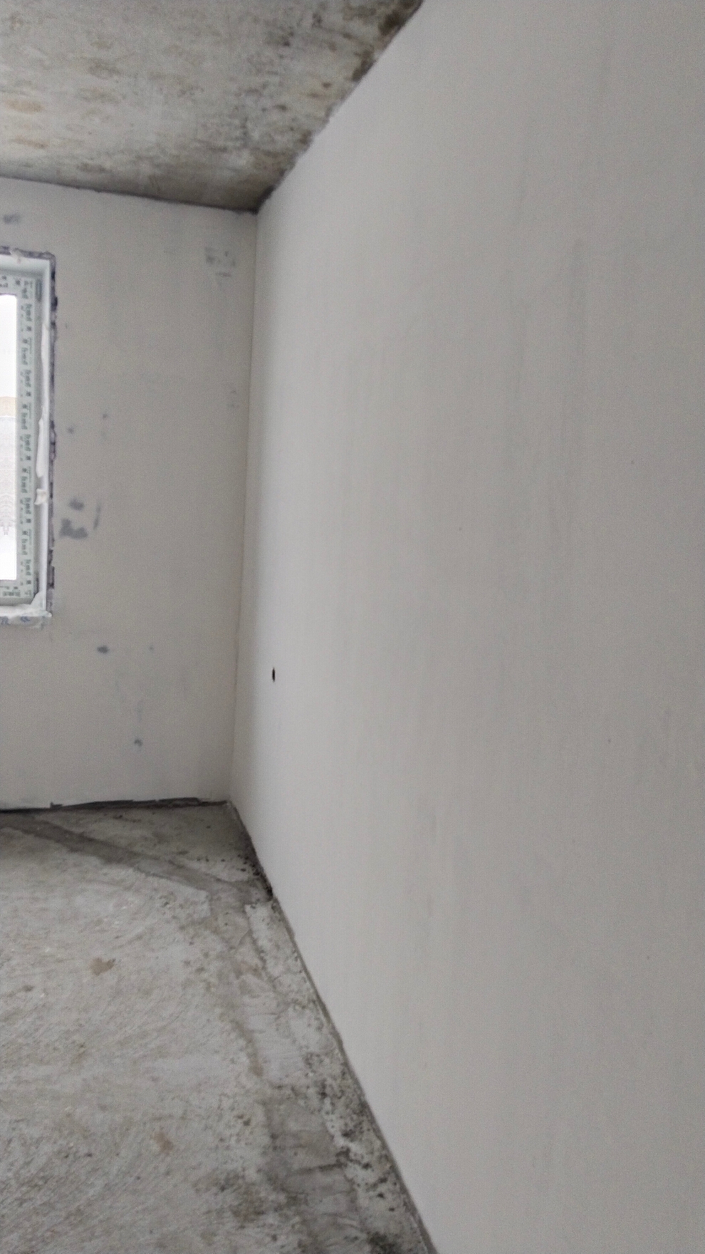 Новостройка: грунтовка, шпаклёвка стен под обои, а также шпаклёвка и подготовка стен и потолка под покраску.