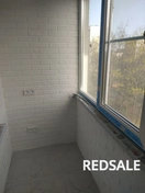 На фото представлен выполненный ремонт балкона с использованием декоративной штукатурки под кирпич. Использовались специальные клеевые составы .Ремонт включал очистку поверхности, нанесение декоративной штукатурки и её защитное покрытие,окраска.