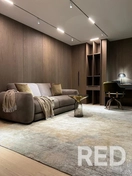 На фото представлен современный дизайн-проект гостиной с акцентом на ремонт под ключ, где сочетаются мягкие оттенки стен, стильная мебель и декоративное освещение для создания уютной атмосферы.