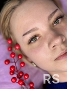 Ресницы выполнены в технике 2D с изгибом C, создающие эффект "мокрого взгляда" и кукольной выразительности.
Использованы ресницы длиной до 12 мм, что придаёт взгляду глубину и яркость.