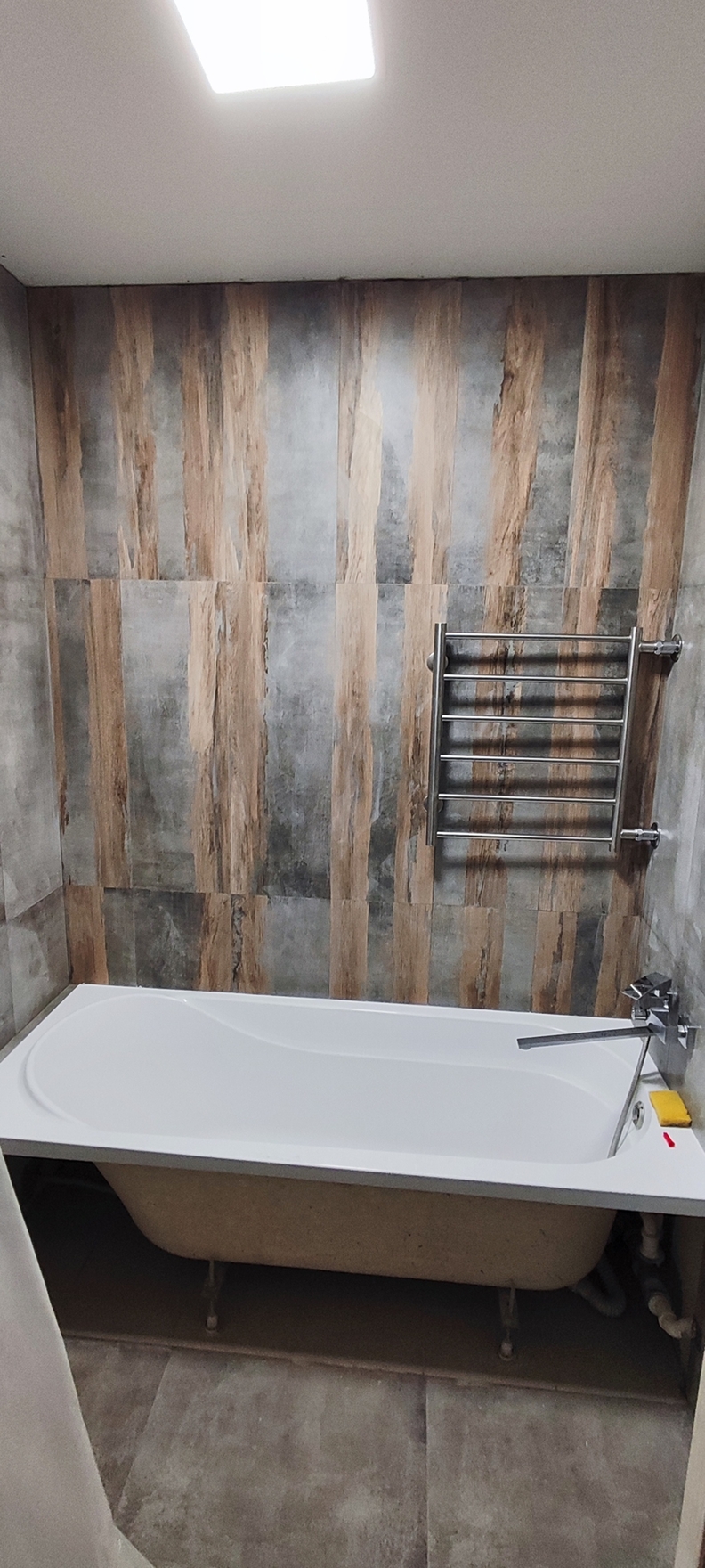 Монтаж панелей на подготовленную поверхность, укладка плитки с гидроизоляцией, установка сантехники и финишная отделка швов.