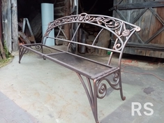 Кованая садовая лавочка: изящная, прочная, выполнена в стиле художественной ковки для загородного дома.
Использованы металлические заготовки, горячая ковка, сварка и антикоррозийная обработка.