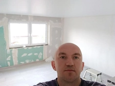 Белый сатиновый натяжной потолок в комнате