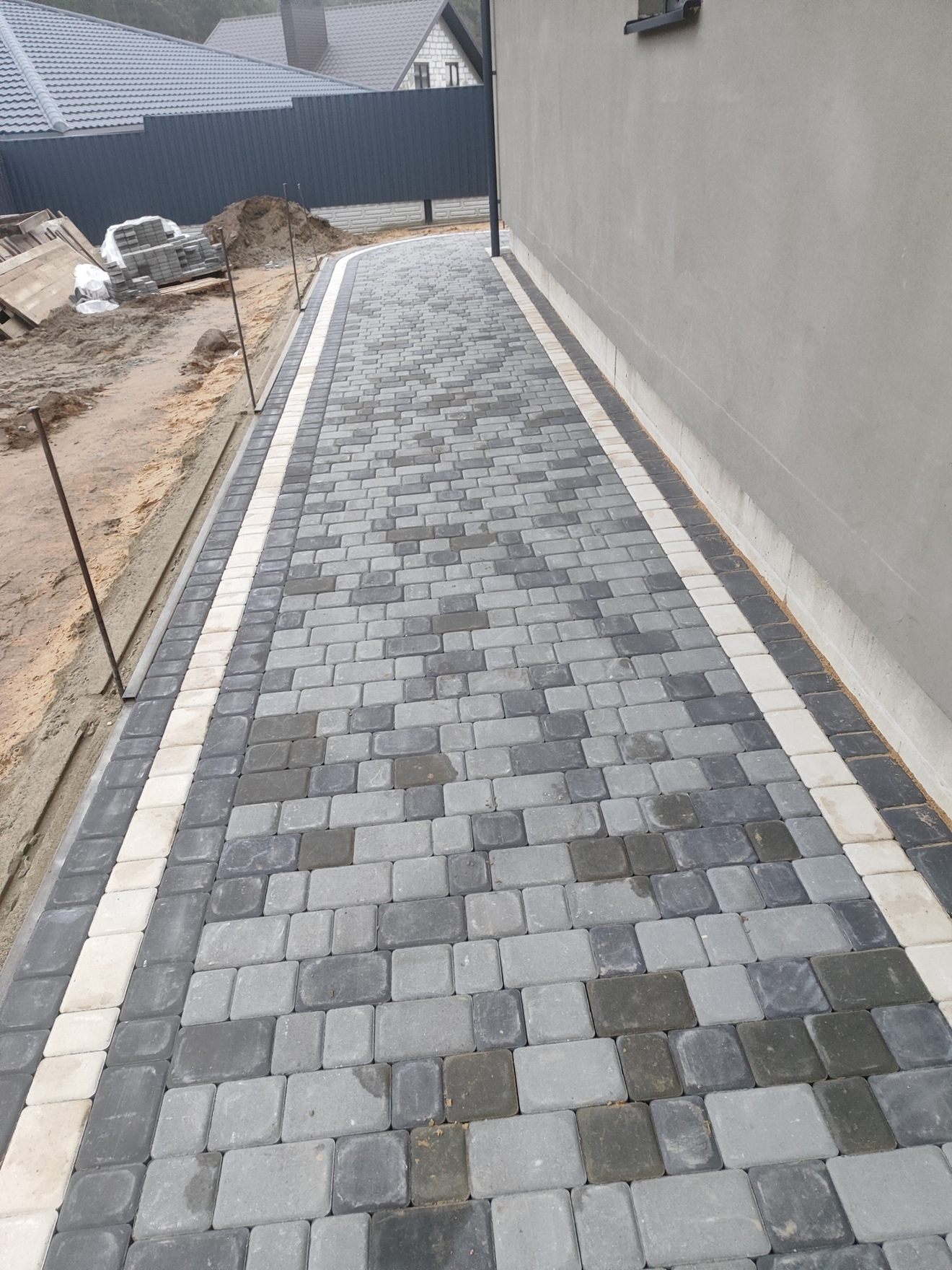 Устройство отросток из тротуарной плитки.