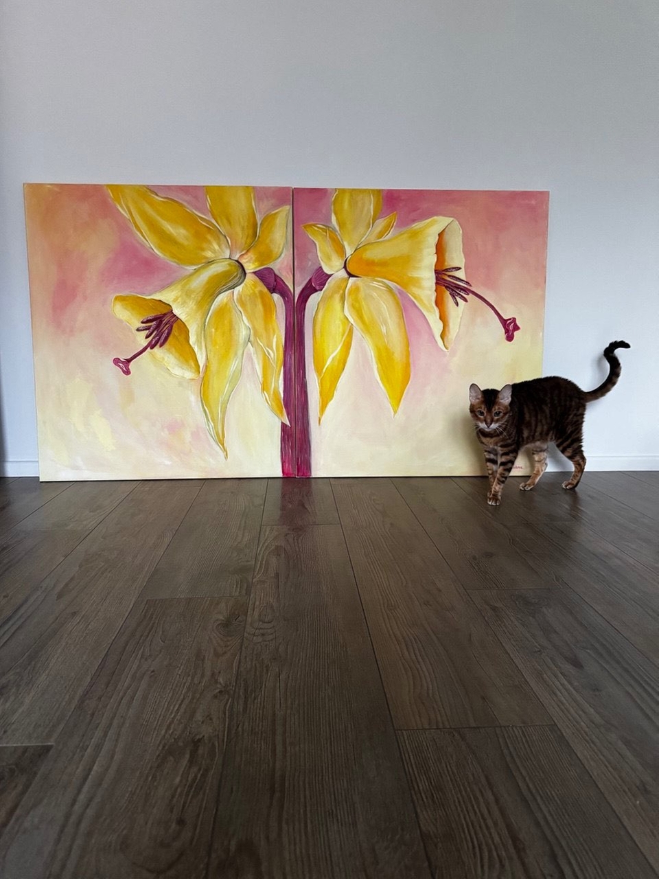 Картина акрилом. Диптих, размер 90х160.  
Темы на которых специализируюсь укрупненные цветочные композиции, птицы, мифические существа, абстрактные состояния. Темы равновесия, баланса.