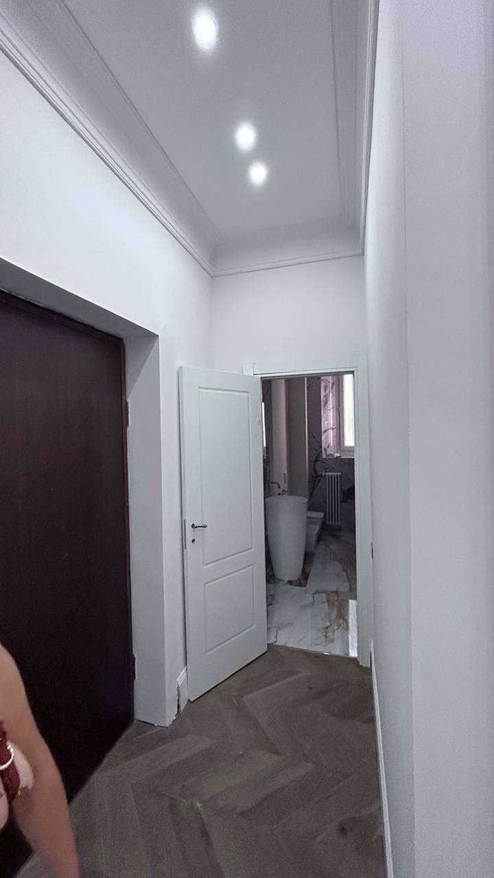 Установлены межкомнатные двери с аккуратной врезкой петель и ручек, а также смонтирована входная группа.