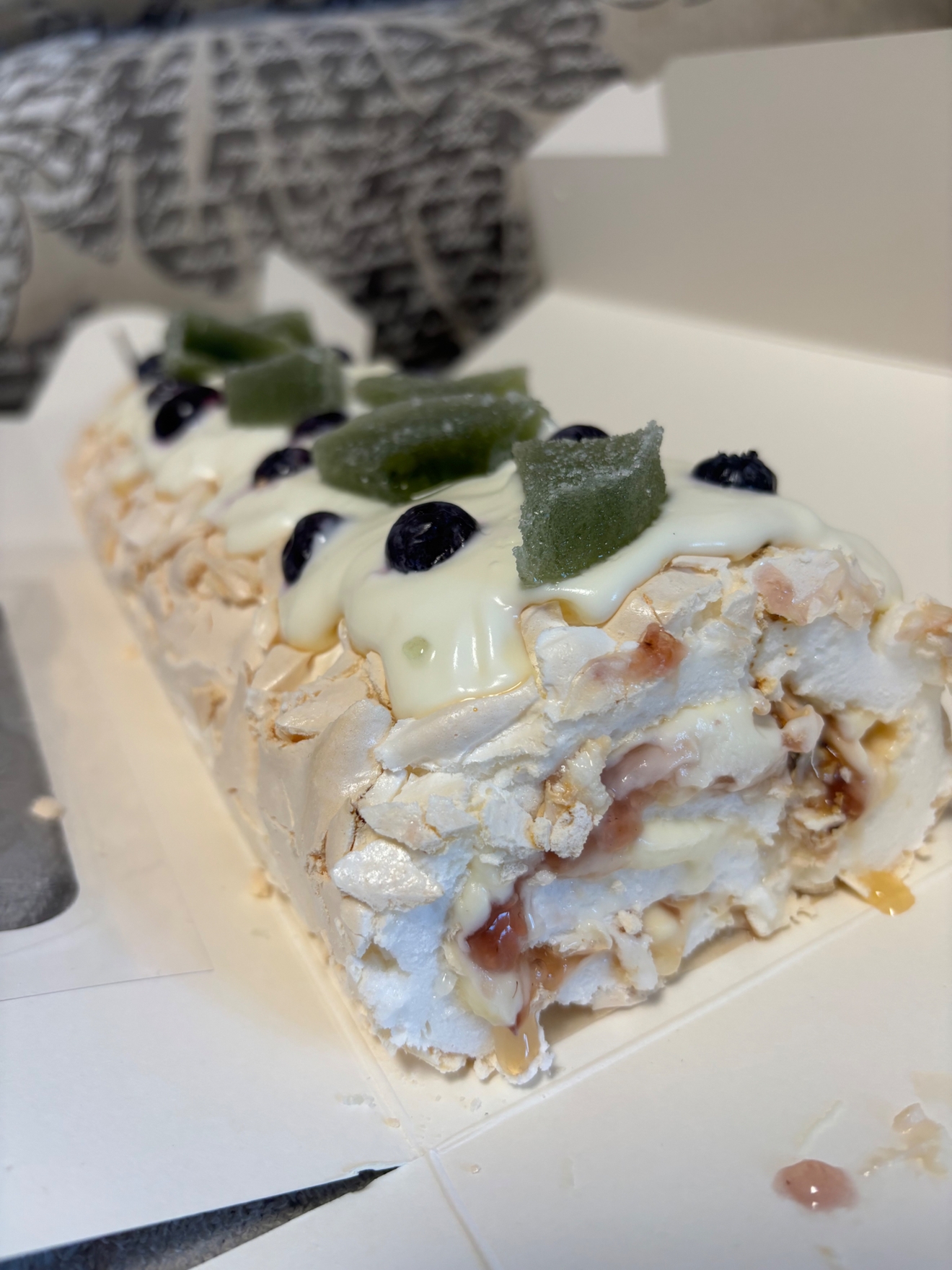 Меренговый рулет с малиновым конфи 😍
Начинка и декор на ваш вкус✨.