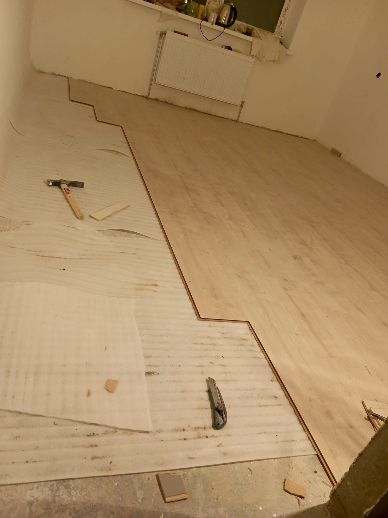 Укладка ламината с замком.
Поверхность выровнена, уложена подложка, ламинат смонтирован с точным замковым соединением для идеального результата.